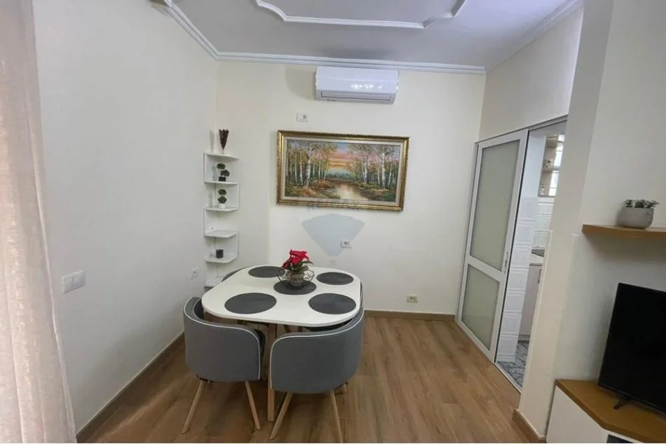 Tirane, jepet me qera apartament 2+1+Ballkon Kati 4, 88 m² 600 € (Pazari i Ri)