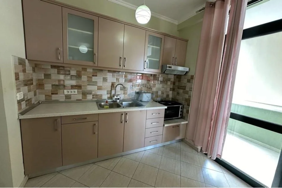 Tirane, jepet me qera apartament 1+1+Ballkon Kati 9, 600 € 