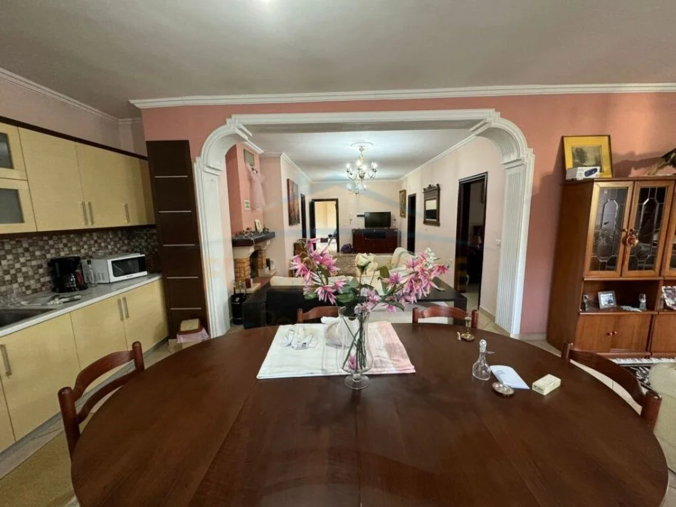 Korce, shitet apartament 2+1 Kati 3, 127 m² 110.000 € (Trekëndëshi, Korçë)