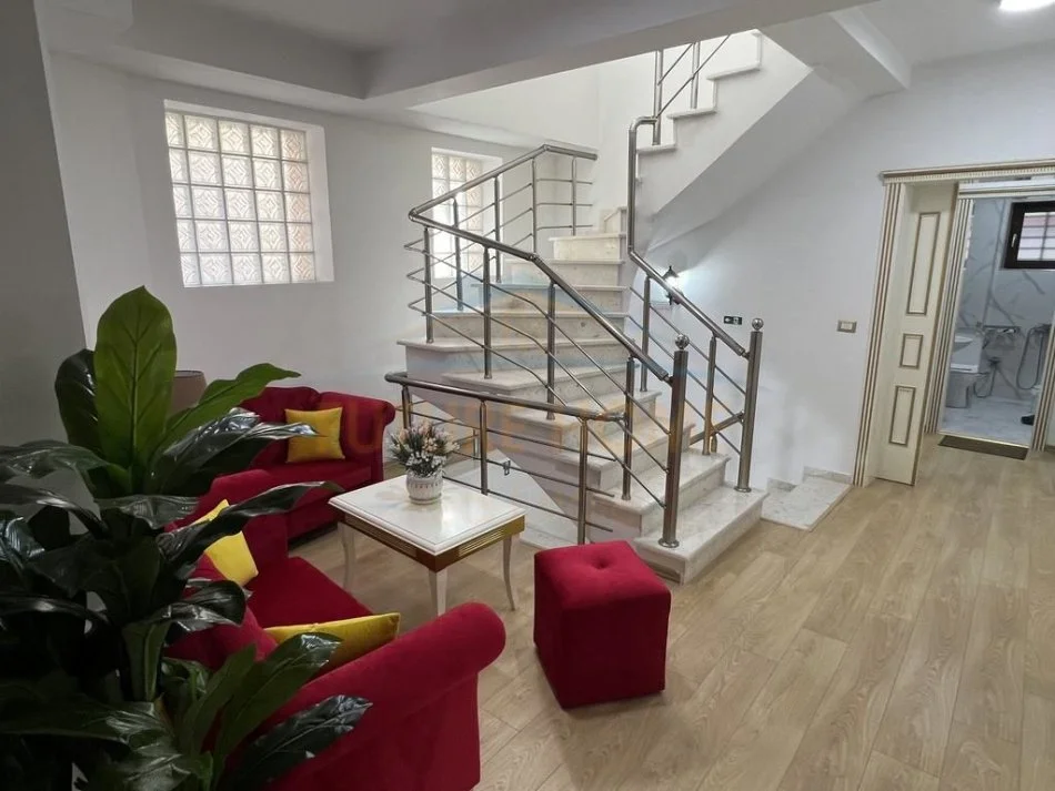 Korce, shitet hotel Kati 0, 125 m² 180.000 € (Pranë Pazarit, Korçë.)