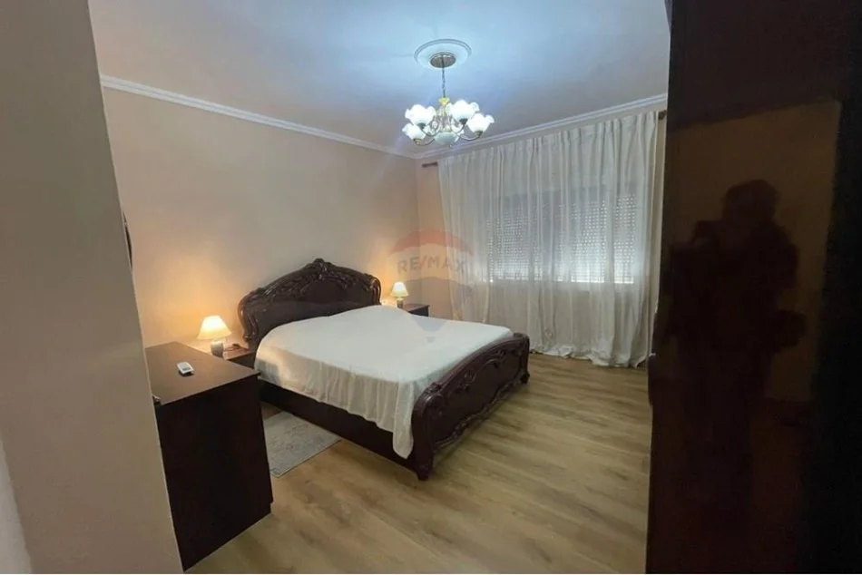 Tirane, jepet me qera apartament 2+1+Ballkon Kati 4, 88 m² 600 € (Pazari i Ri)
