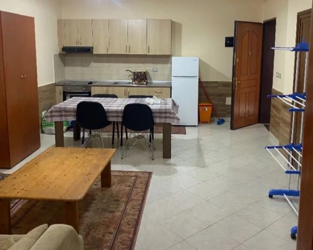 Tirane, jepet me qera apartament 1+1 Kati 1, 300 € (spitali qsut)