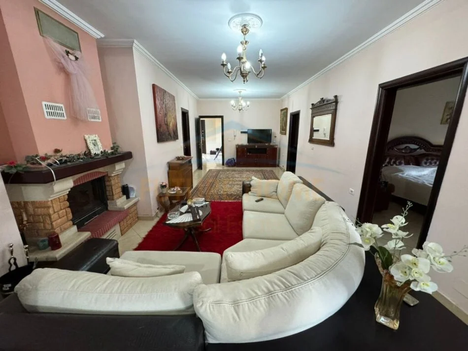 Korce, shitet apartament 2+1 Kati 3, 127 m² 110.000 € (Trekëndëshi, Korçë)