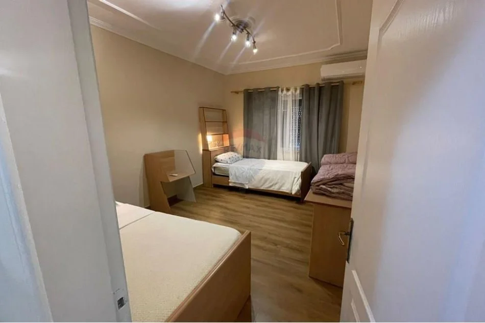 Tirane, jepet me qera apartament 2+1+Ballkon Kati 4, 88 m² 600 € (Pazari i Ri)