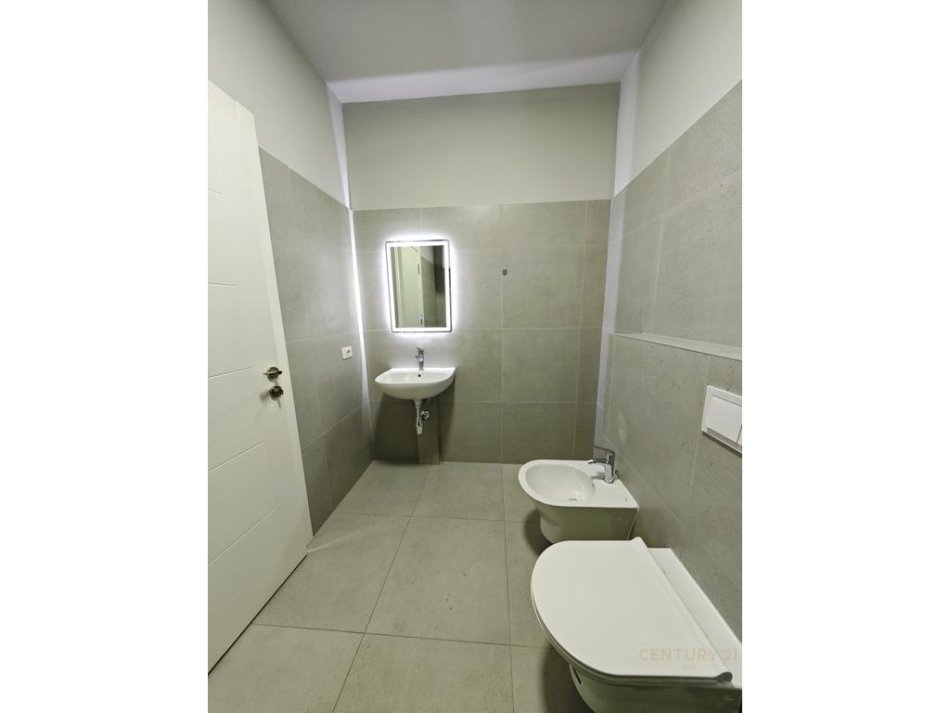 Tirane, jepet me qera apartament 1+1 Kati 12, 64 m² 550 € (oxhaku)
