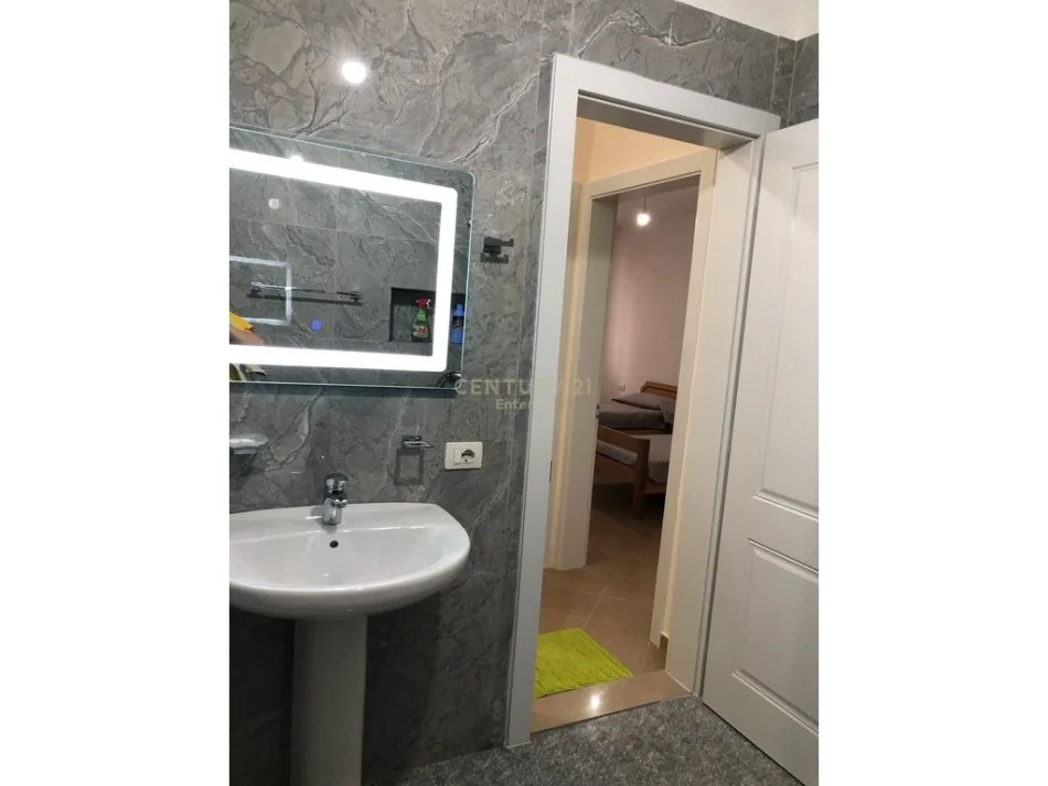 Tirane, jepet me qera apartament 2+1 Kati 4, 109 m² 400 € (Fresku)