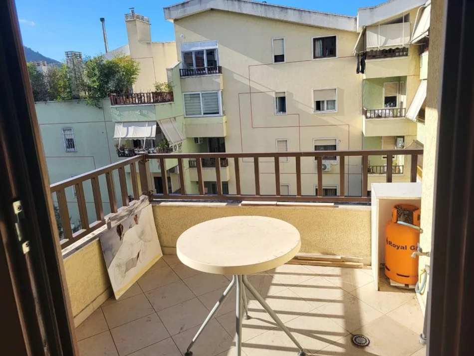 Tirane, jepet me qera apartament 2+1+Ballkon Kati 3, 100 m² 650 € (Bar Enzo)