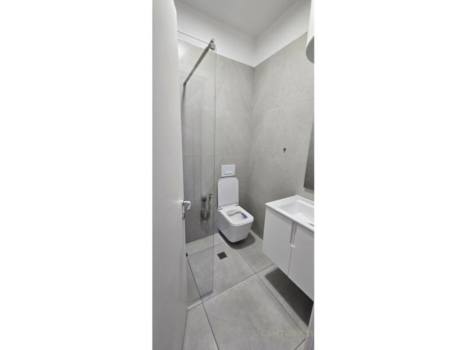 Tirane, jepet me qera apartament 2+1 , 90 m² 650 € (FIORI DI BOSKO)