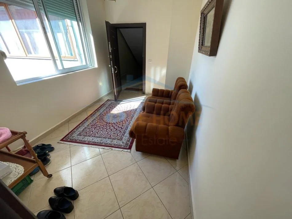Korce, shitet apartament 2+1 Kati 3, 127 m² 110.000 € (Trekëndëshi, Korçë)