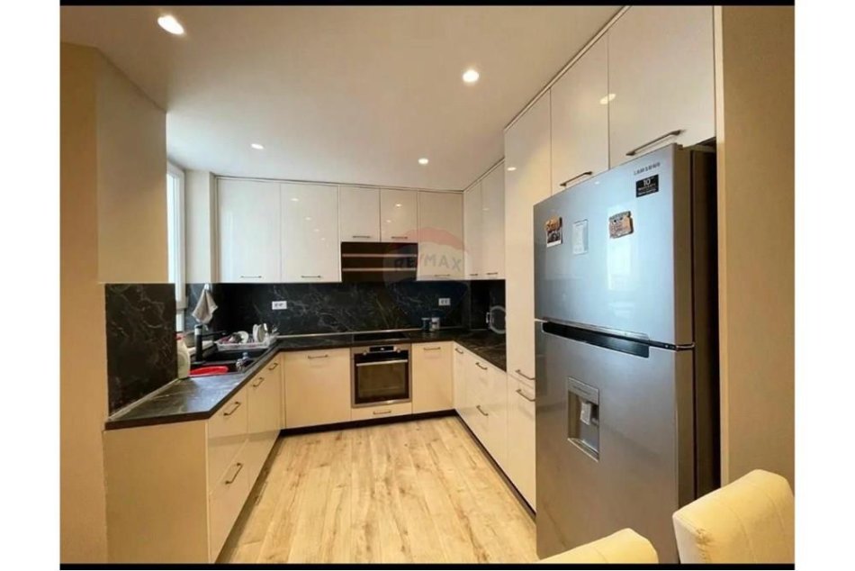 Tirane, jepet me qera apartament 2+1+Ballkon Kati 7, 120 m² 800 € (Rruga e Kavajes)
