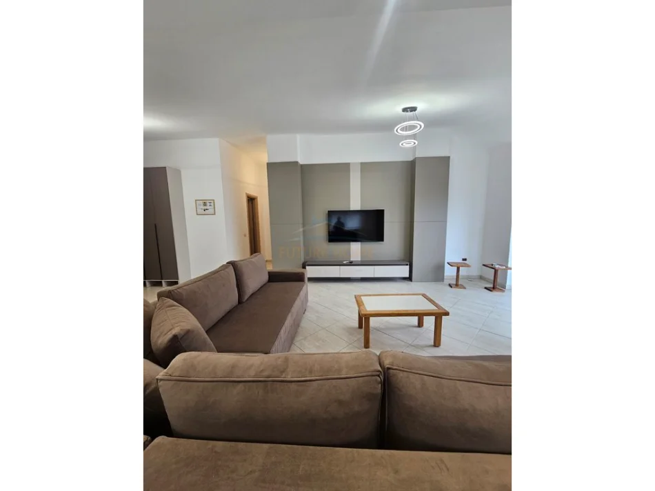 Tirane, jepet me qera apartament 2+1+2+2 PARKIME, Kati 7, 170 m² 600 € (FRESK)