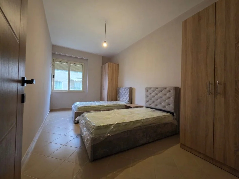 Tirane, jepet me qera apartament 2+1+Ballkon Kati 3, 99 m² 450 € (Fresku)