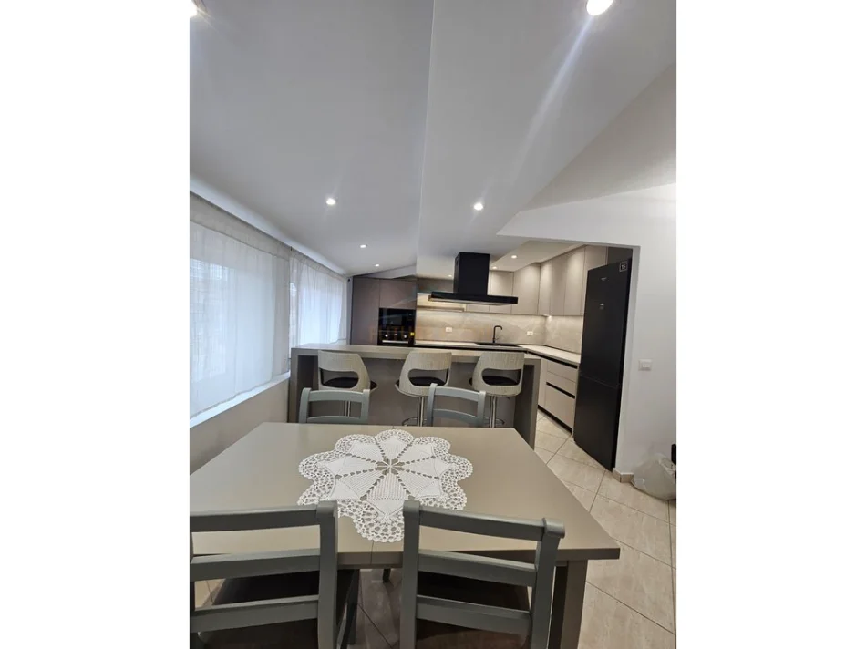 Tirane, jepet me qera apartament 2+1+2+2 PARKIME, Kati 7, 170 m² 600 € (FRESK)
