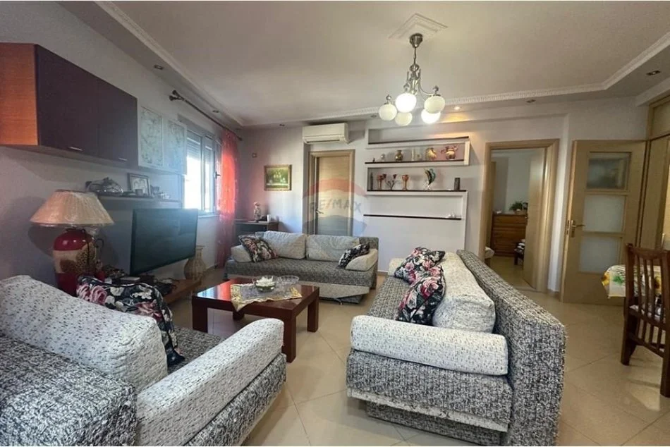 Tirane, jepet me qera apartament 2+1+Ballkon Kati 4, 100 m² 400 € (Rruga e thesarit)