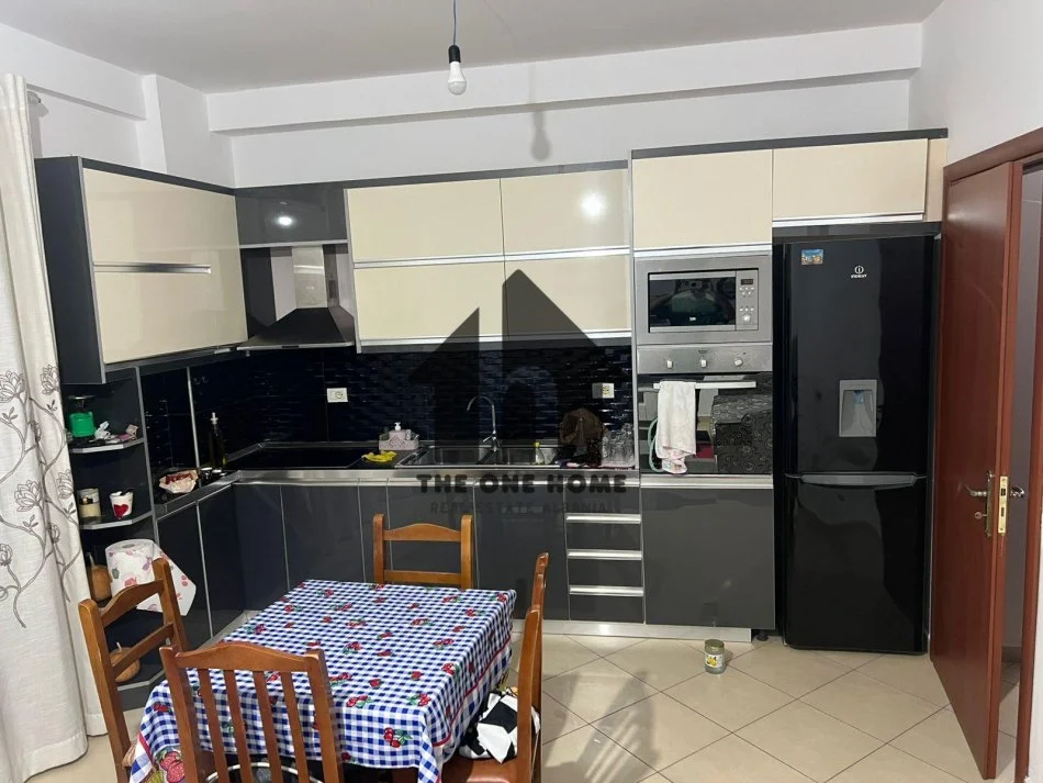 Tirane, jepet me qera apartament 1+1+Ballkon Kati 2, 70 m² 400 € (Fresku)