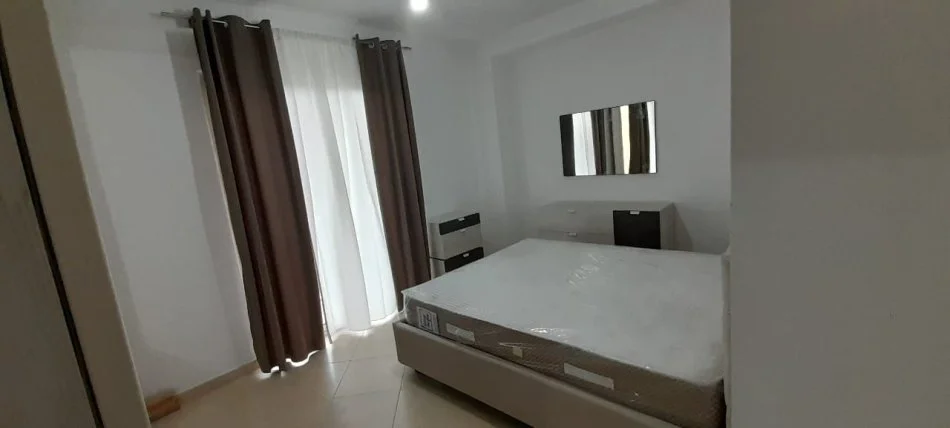 Tirane, jepet me qera apartament 2+2+3Ballkon Kati 3, 118 m² 400 € (fresku)