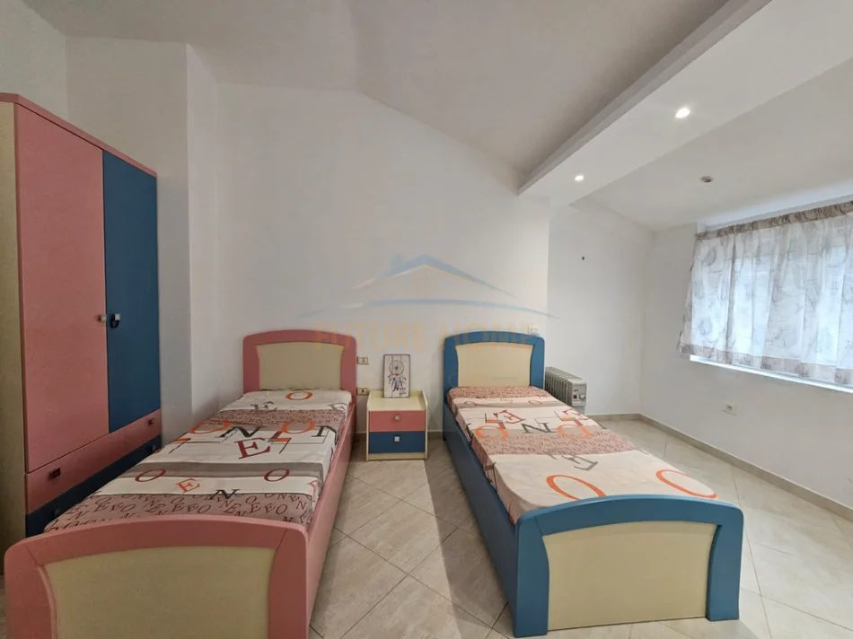 Tirane, jepet me qera apartament 2+1+2+2 PARKIME, Kati 7, 170 m² 600 € (FRESK)