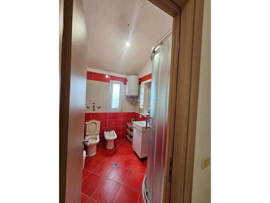 Tirane, jepet me qera apartament 2+1+2+2 PARKIME, Kati 7, 170 m² 600 € (FRESK)
