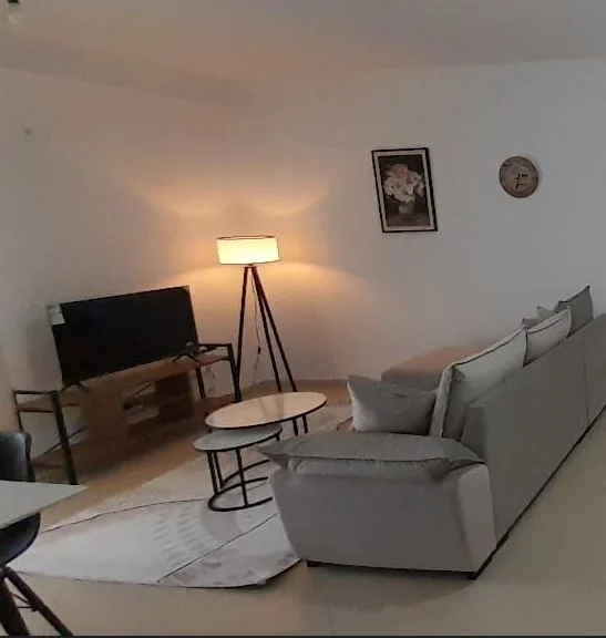 Tirane, jepet me qera apartament 2+2+3Ballkon Kati 3, 118 m² 400 € (fresku)