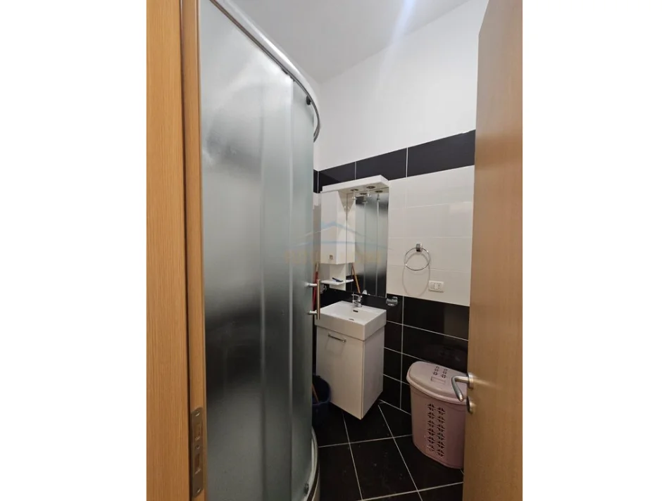Tirane, jepet me qera apartament 2+1+2+2 PARKIME, Kati 7, 170 m² 600 € (FRESK)