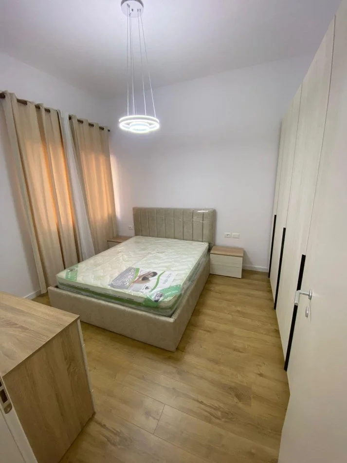 Tirane, jepet me qera apartament 1+1+Ballkon Kati 1, 65 m² 450 € (rruga fresku)