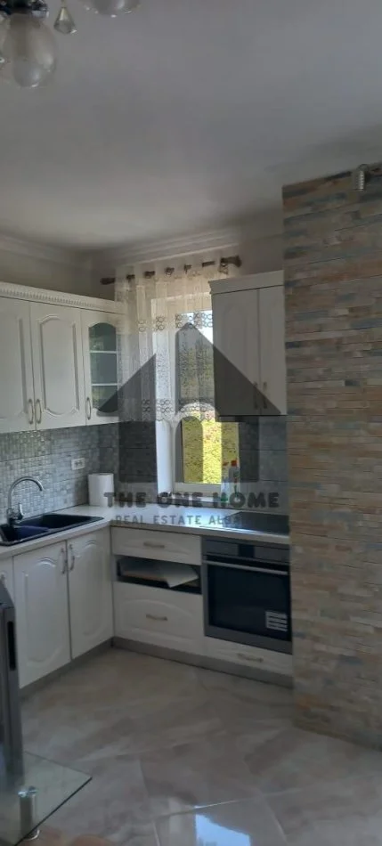 Tirane, jepet me qera apartament 1+1+Ballkon Kati 2, 70 m² 400 € (Fresku)