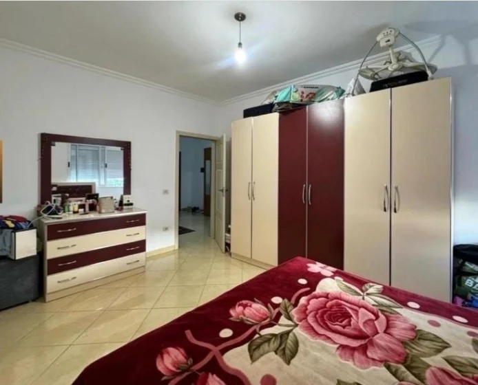 Tirane, jepet me qera apartament 2+1+Ballkon Kati 2, 117 m² 400 € 