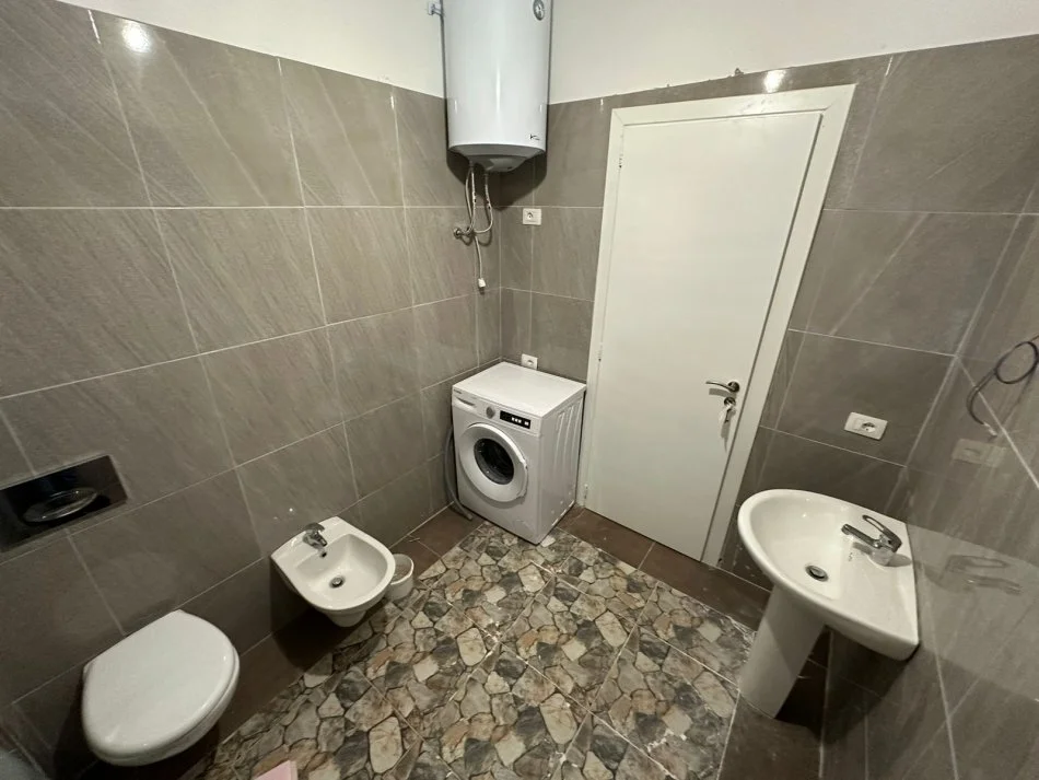 Tirane, shitet apartament 2+1+Aneks+Ballkon Kati 1, 90 m² 108.000 € (Dajtit)