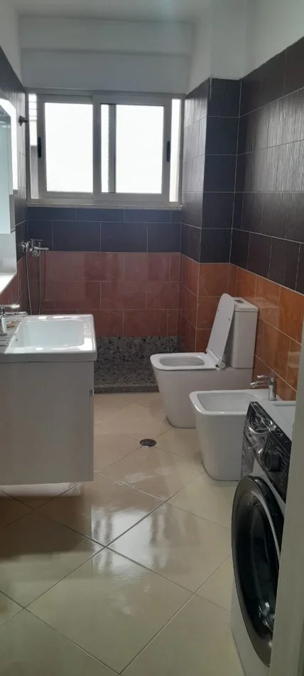 Tirane, jepet me qera apartament 2+2+3Ballkon Kati 3, 118 m² 400 € (fresku)