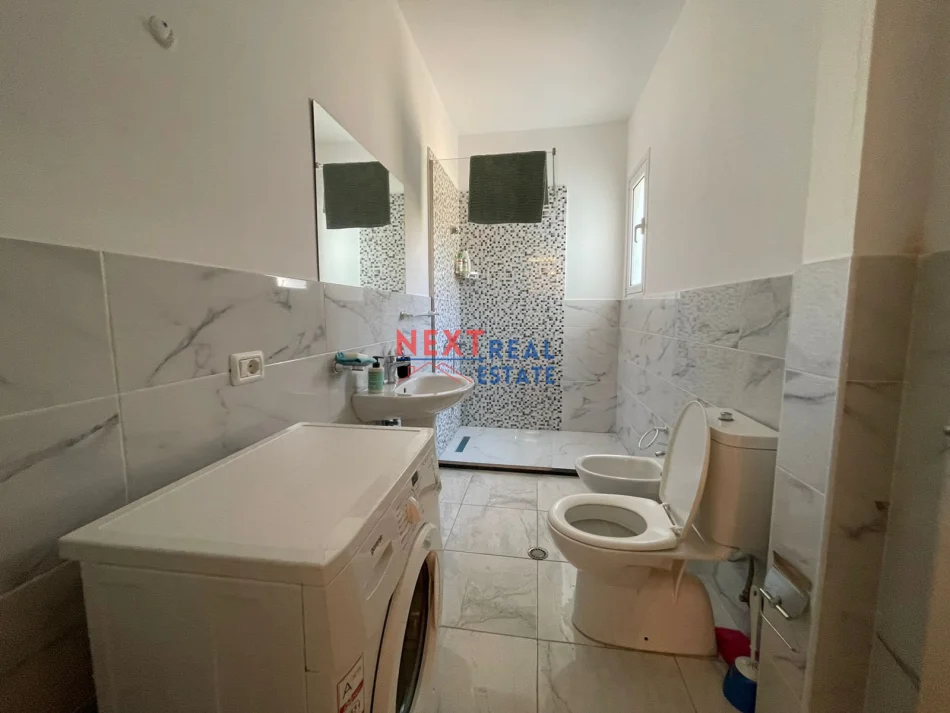 Vlore, jepet me qera apartament 2+1+Ballkon , 700 € (LUNGOMARE)