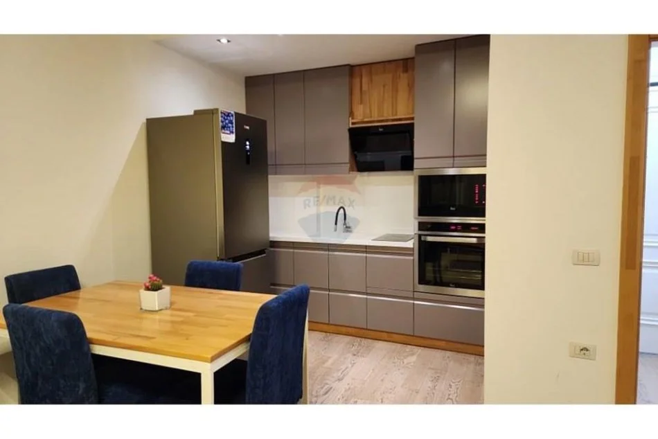 Tirane, jepet me qera apartament 1+1+Ballkon Kati 4, 70 m² 550 € 