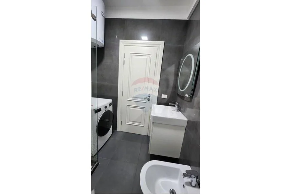 Tirane, jepet me qera apartament 1+1+Ballkon Kati 4, 70 m² 550 € 