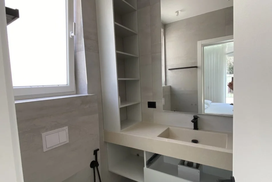 Tirane, jepet me qera apartament 2+1 Kati 2, 105 m² 1.300 € (Rruga Hamdi Sina)