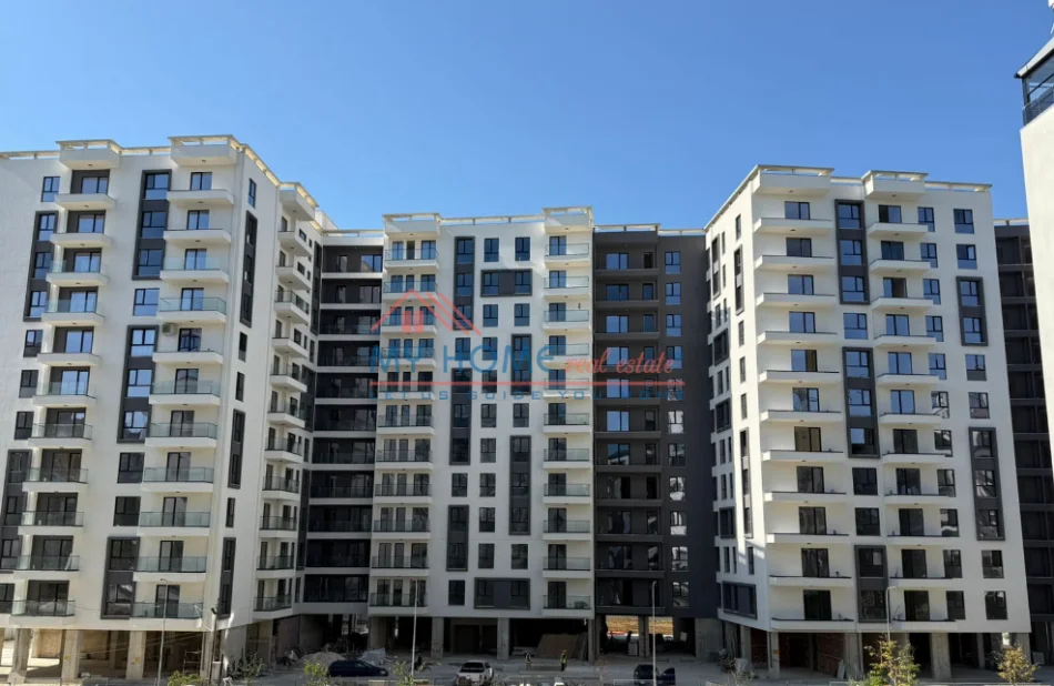 Tirane, shitet dyqan Kati 0, 86 m² 262.000 € (Fusha e Aviacionit)