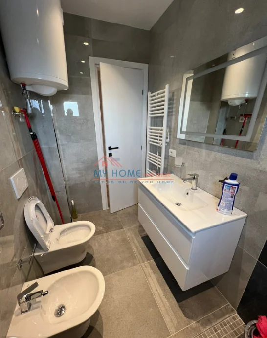 Tirane, jepet me qera apartament 2+1+Ballkon Kati 7, 84 m² 700 € (Fusha e Aviacionit)