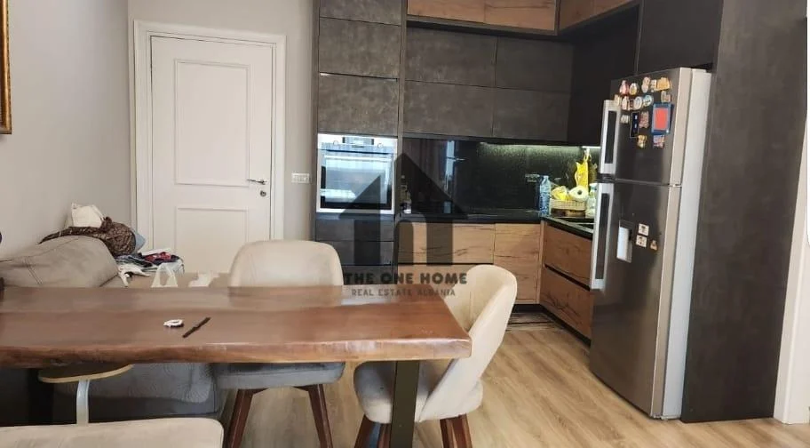 Tirane, jepet me qera apartament 2+1+Ballkon Kati 6, 99 m² 700 € (Fusha Aviacionit)