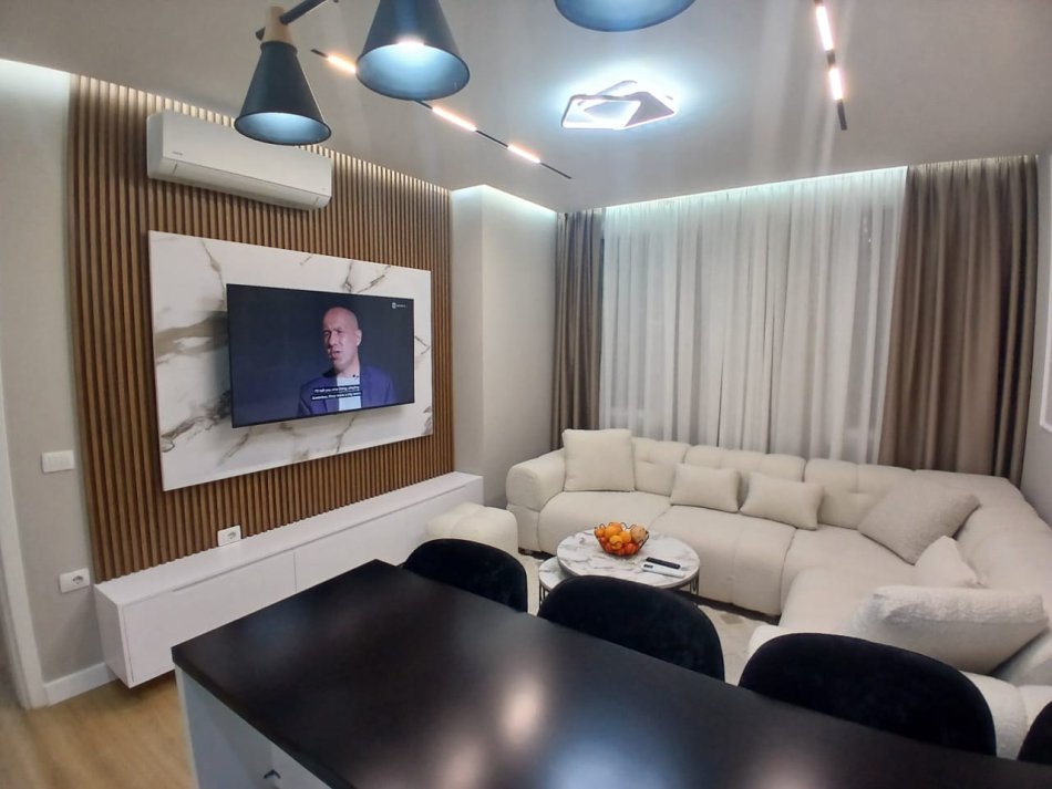 Tirane, jepet me qera apartament 2+1+Ballkon Kati 3, 98 m² 700 € (Clover Residence)