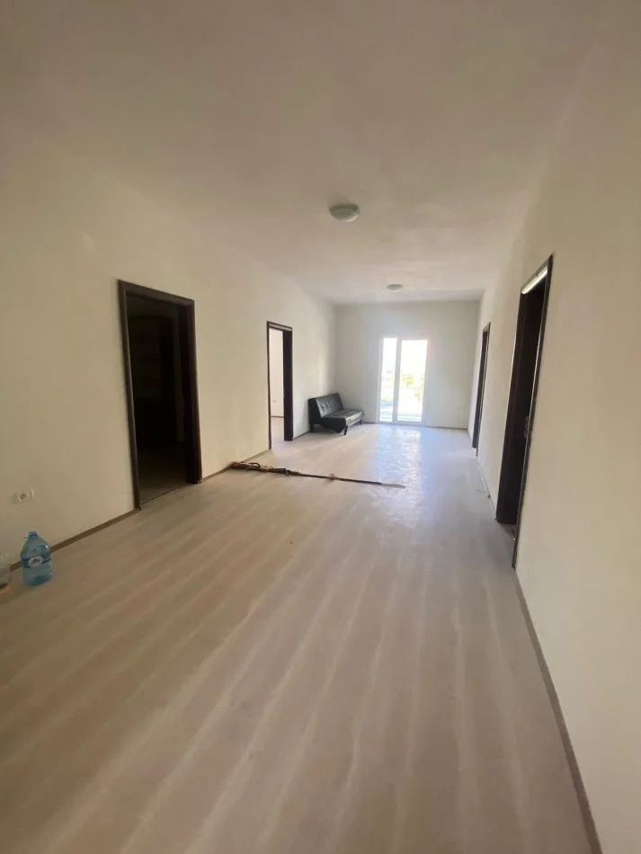 Tirane, jepet me qera ambjent biznesi Kati 2, 280 m² 1.000 € 