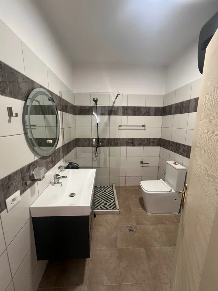 Tirane, jepet me qera apartament 2+1+Ballkon Kati 2, 85 m² 850 € (Fusha Aviacionit)