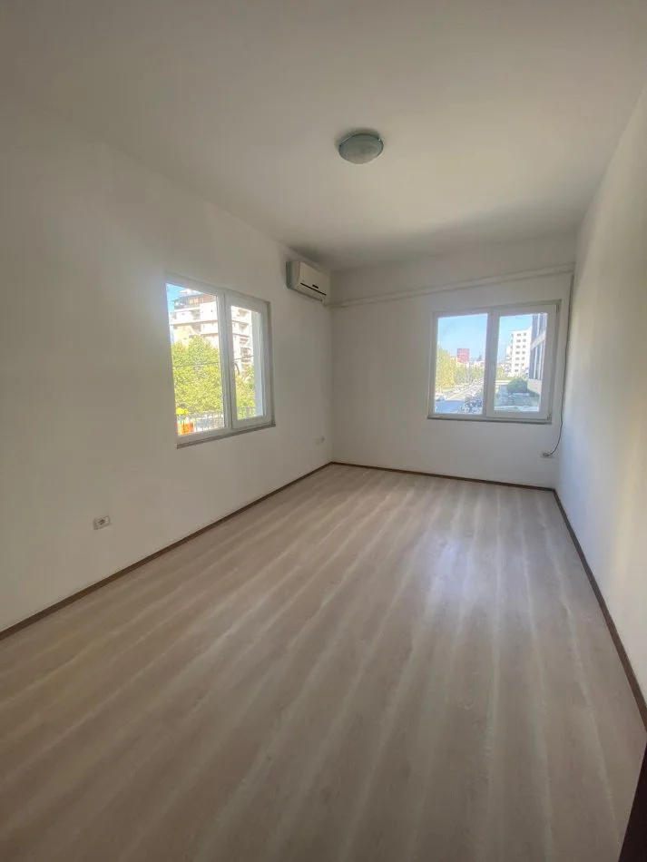 Tirane, jepet me qera ambjent biznesi Kati 2, 280 m² 1.000 € 