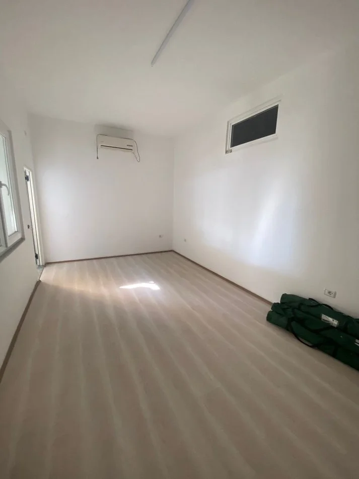Tirane, jepet me qera ambjent biznesi Kati 2, 280 m² 1.000 € 