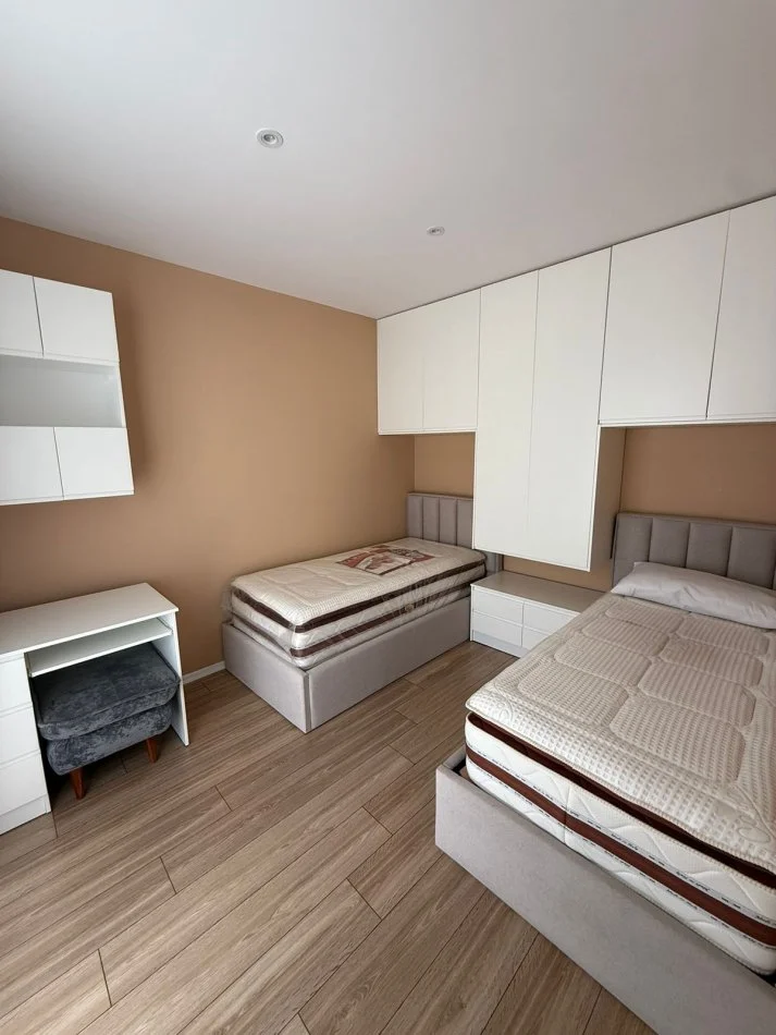 Tirane, jepet me qera apartament 2+1 Kati 2, 109 m² 900 € (rruga peti)