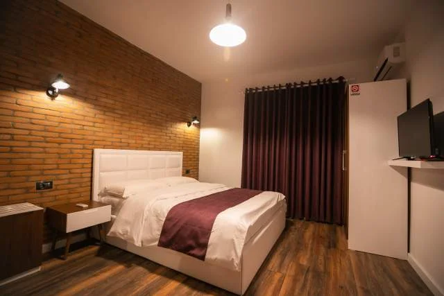 Tirane, shes hotel 3-Katesh, 600 m², me 12 dhoma, 650.000 Euro (Kombinat)