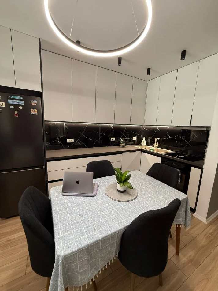 Tirane, jepet me qera apartament 2+1 Kati 2, 109 m² 900 € (rruga peti)