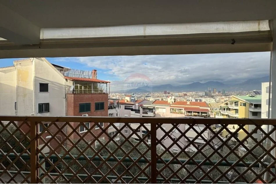 Tirane, jepet me qera apartament 2+1 , 135 m² 900 € (Komuna Parisit)