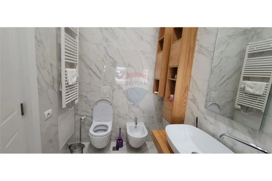 Tirane, jepet me qera apartament 2+1 , 129 m² 900 € 