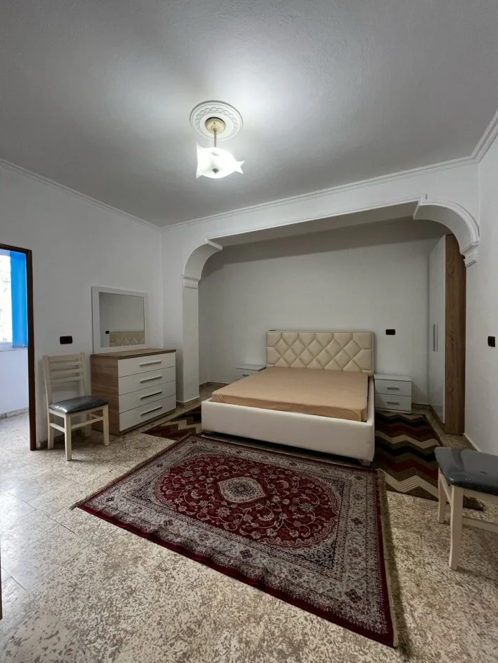 Tirane, jepet me qera apartament 2+1+Ballkon Kati 2, 90 m² 600 € (Rruga ''Muhamed Gjollesha'')