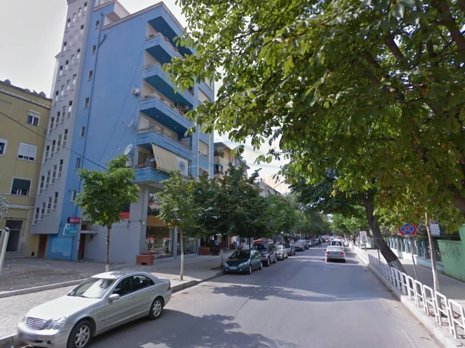 Tirane, jepet me qera garsonier Kati 2, 32 m² 350 € (GJIMNAZI PETRO NINI LUARASI)