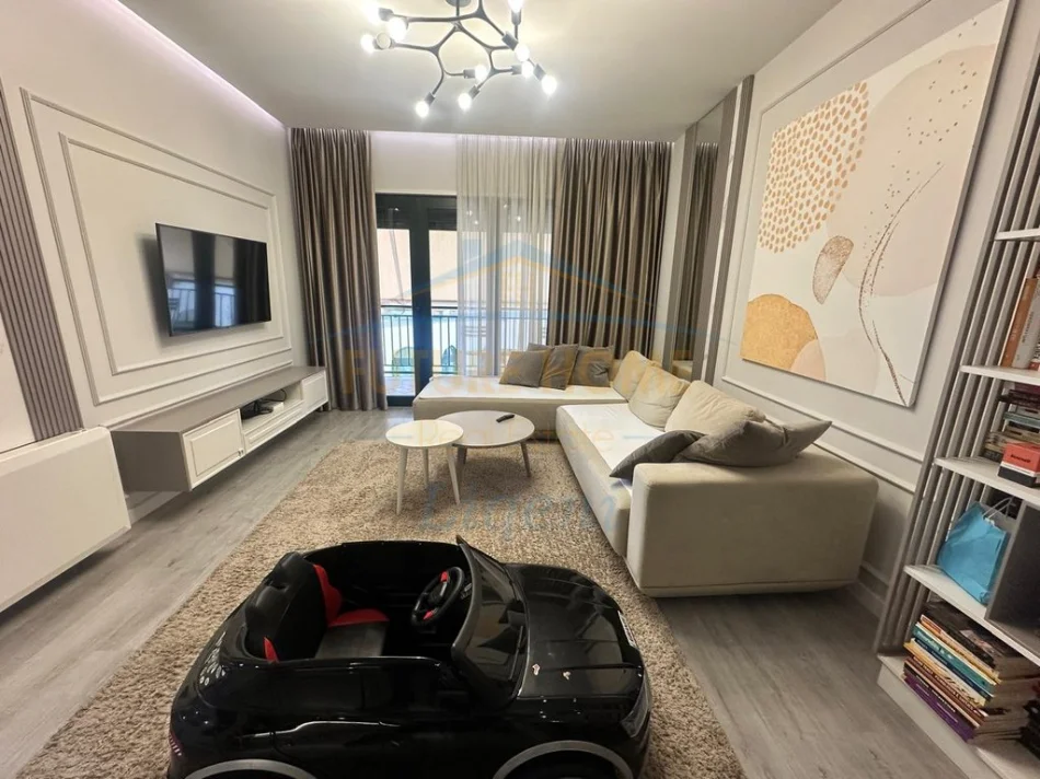 Tirane, jepet me qera apartament 2+1+PARKIM , Kati 3, 92 m² 850 € (GREEN CITY , UNAZA E RE)