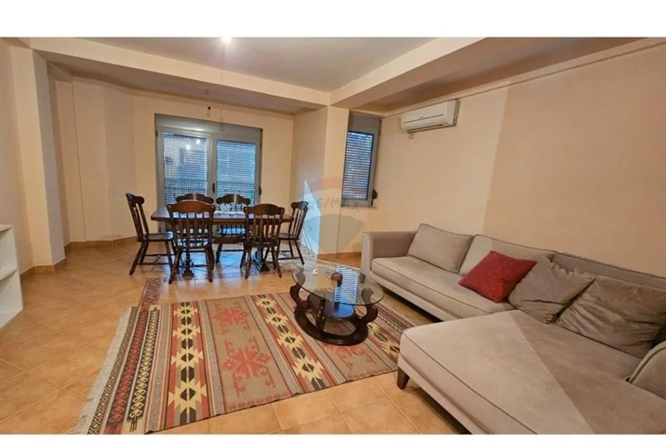 jepet me qera , 100 m² 400 € (Apartament 2+1 per qira te Rruga Bardhyl)